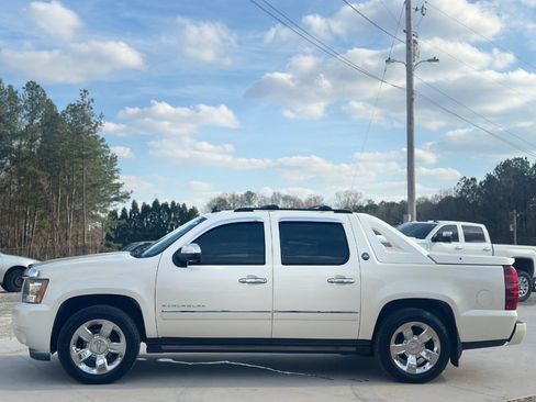 Used 2013 Chevrolet Avalanche LTZ image 4