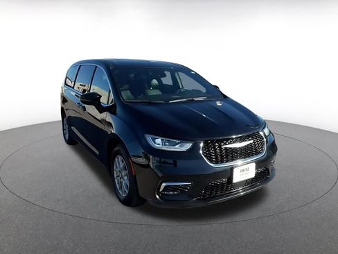Used 2025 Chrysler Pacifica Select FWD image 3