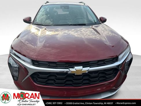 Used 2024 Chevrolet Trax LT w/ LT Convenience Package FWD image 5