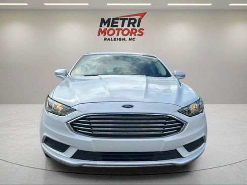 Used 2017 Ford Fusion SE image 3