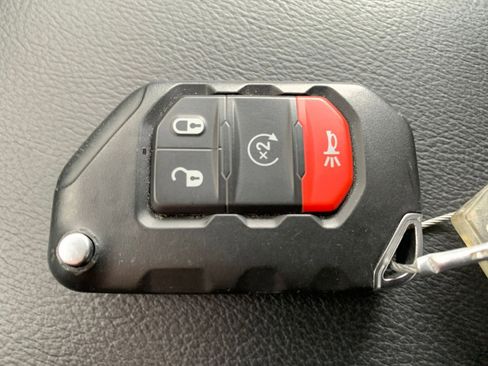 Used 2025 Jeep Wrangler Sahara image 22