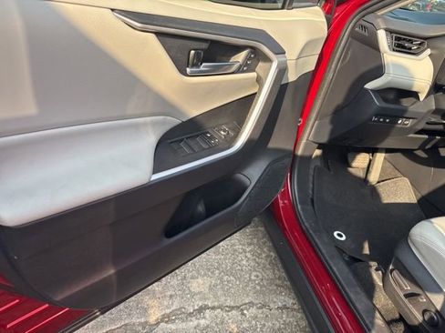 Used 2020 Toyota RAV4 XLE Premium FWD image 32