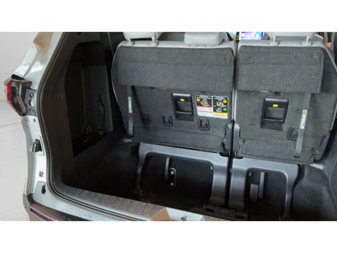 Certified 2025 Toyota Sienna XLE FWD image 33