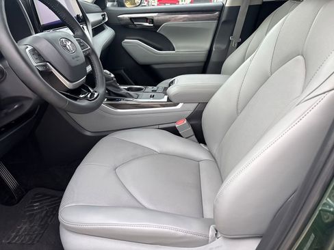 Used 2025 Toyota Highlander Limited image 9