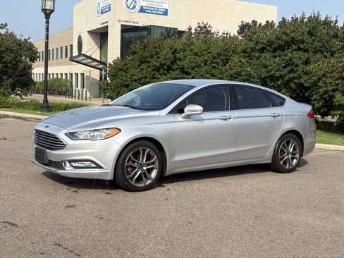 Used 2017 Ford Fusion SE w/ Equipment Group 201A FWD image 5