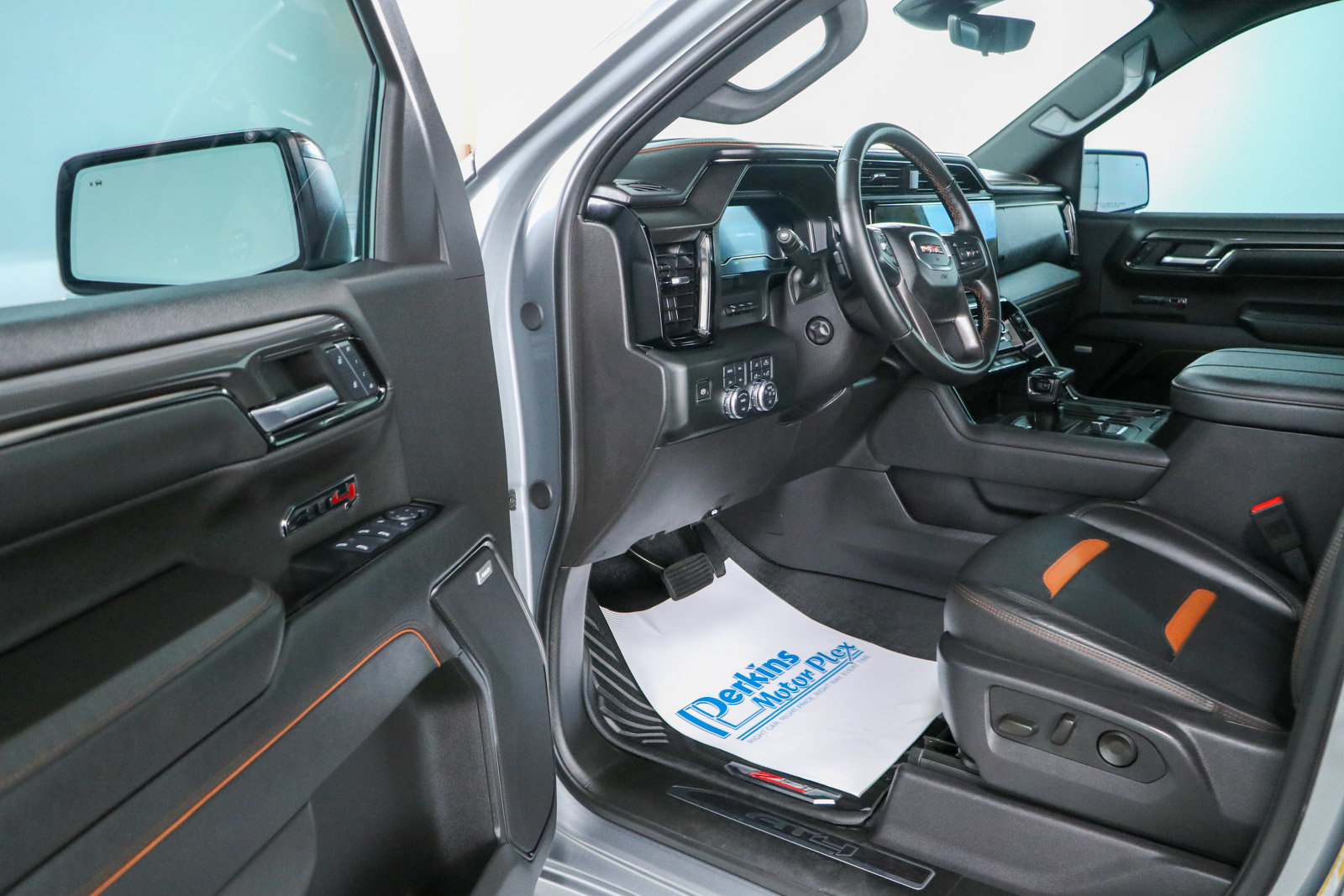 Used 2024 GMC Sierra 1500 AT4 w/ Technology Package AWD/4WD image 3