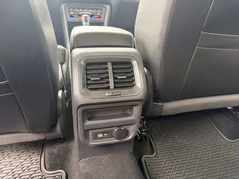 Used 2022 Volkswagen Tiguan SE w/ Panoramic Sunroof Package FWD image 15