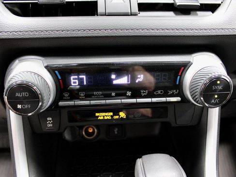 Used 2022 Toyota RAV4 LE image 33