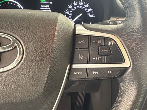 Used 2021 Toyota Sienna XLE image 25