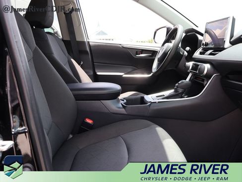 Used 2025 Toyota RAV4 XLE AWD/4WD image 9