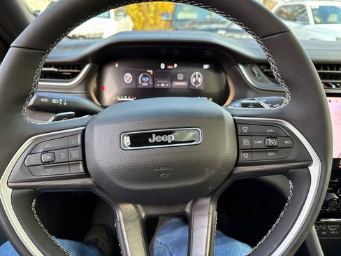 New 2025 Jeep Grand Cherokee Limited image 15