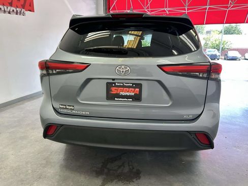 Used 2023 Toyota Highlander XLE FWD image 4