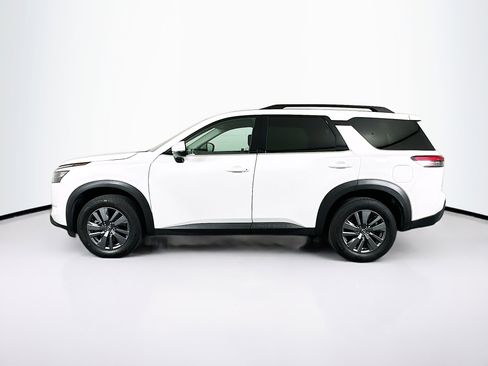 Used 2025 Nissan Pathfinder SV image 4