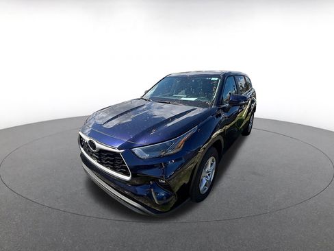 Used 2025 Toyota Highlander LE image 3