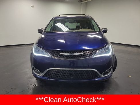 Used 2018 Chrysler Pacifica Limited w/ Tire & Wheel Group image 2