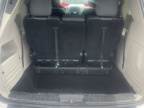 Used 2013 Chrysler Town & Country Touring FWD image 28