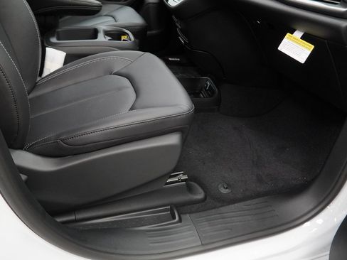 New 2026 Chrysler Pacifica Select image 33