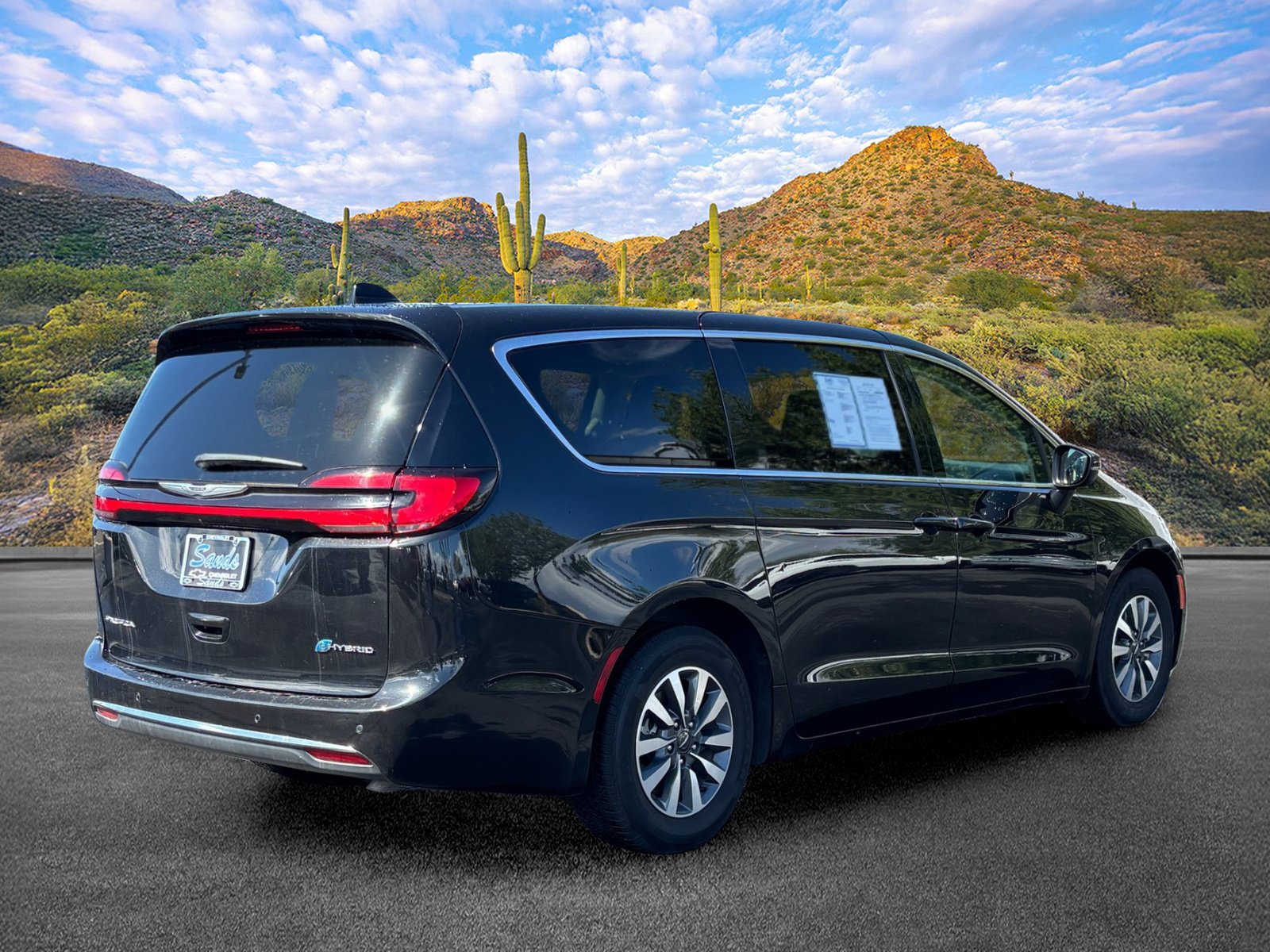 Used 2023 Chrysler Pacifica Touring-L FWD image 4