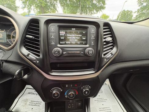 Used 2017 Jeep Cherokee Sport FWD image 34