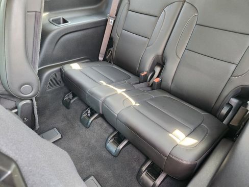 Used 2023 GMC Acadia SLT w/ Elevation Edition image 13