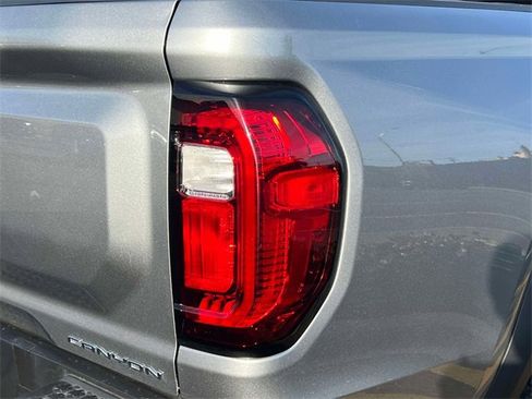 Used 2024 GMC Canyon Denali image 9