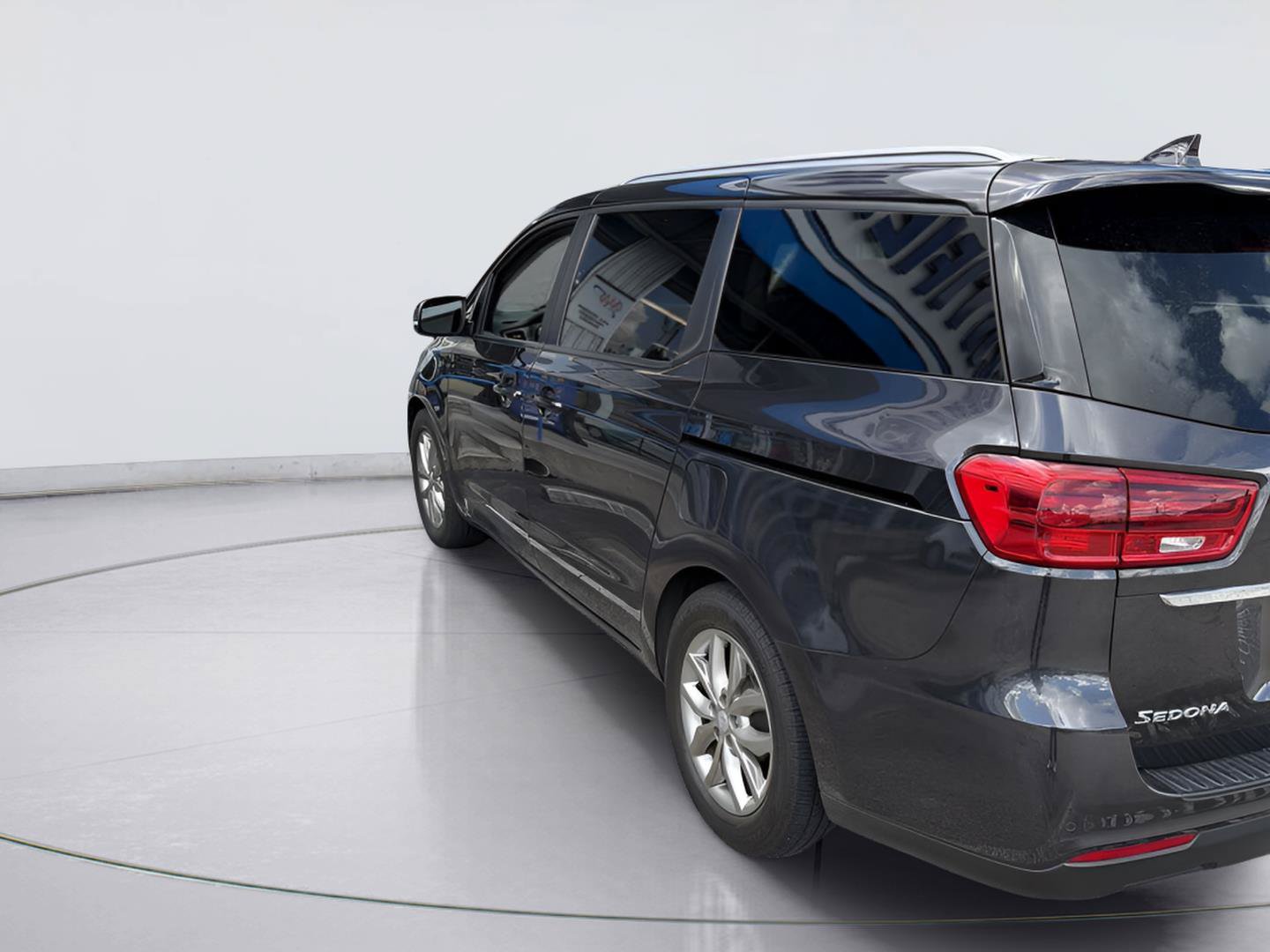 Used 2020 Kia Sedona EX FWD image 2