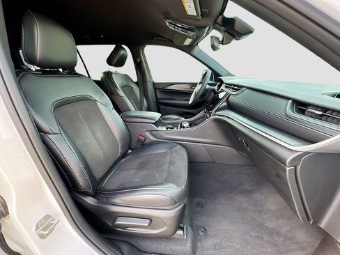 Used 2023 Jeep Grand Cherokee L Laredo image 36