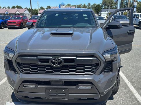 Used 2025 Toyota Tacoma TRD Sport AWD/4WD image 2