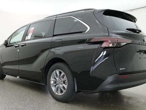 New 2026 Toyota Sienna XLE FWD image 12