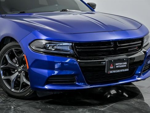 Used 2020 Dodge Charger SXT w/ Blacktop Package RWD image 2