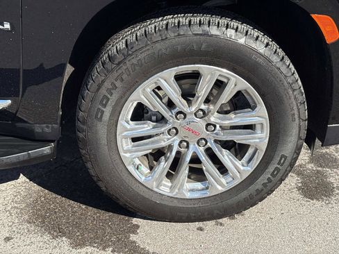 Used 2024 GMC Yukon XL SLT w/ SLT Luxury Package image 10