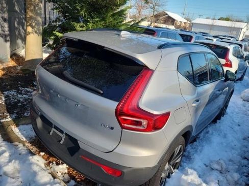 Used 2023 Volvo XC40 B5 Plus w/ Driver Assist Package image 3