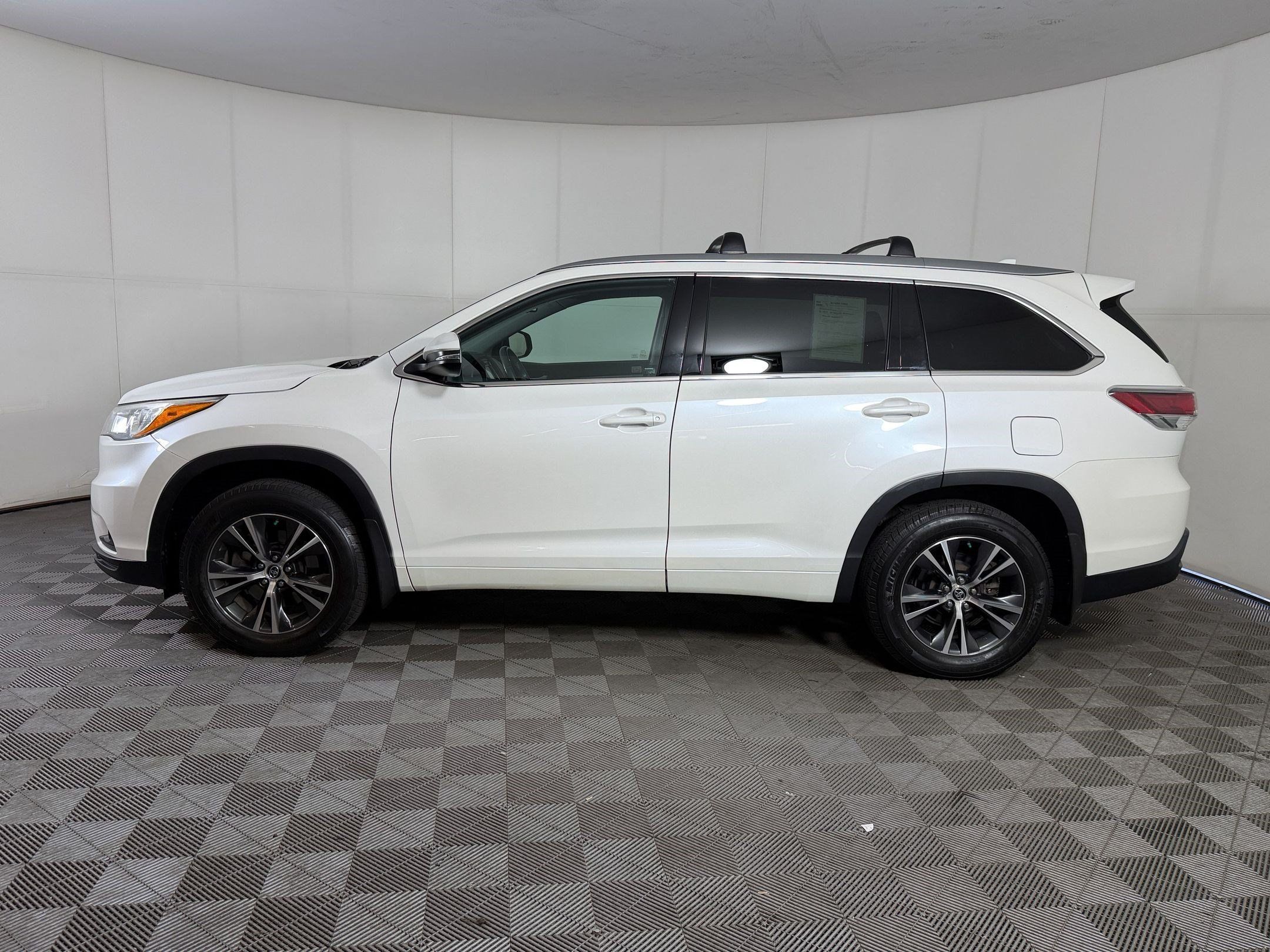 Used 2016 Toyota Highlander XLE AWD/4WD image 2