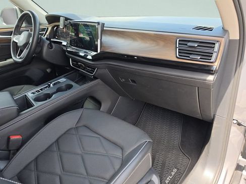 Used 2024 Volkswagen Atlas SE FWD image 14