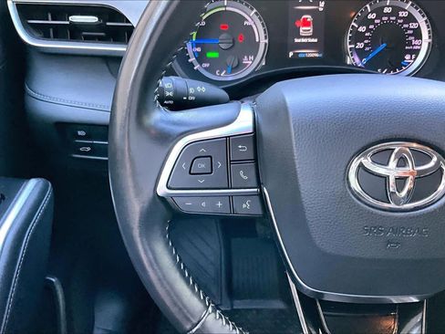 Used 2020 Toyota Highlander LE FWD image 24