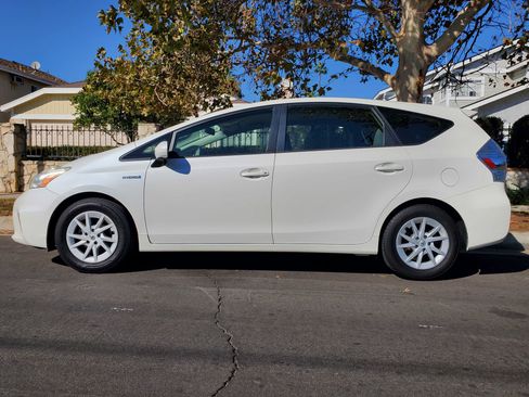 Used 2013 Toyota Prius V Two image 5