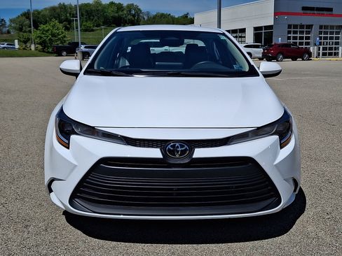 Used 2026 Toyota Corolla LE w/ LE Premium Package FWD image 2