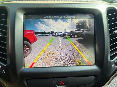 Used 2017 Jeep Cherokee Latitude FWD image 32