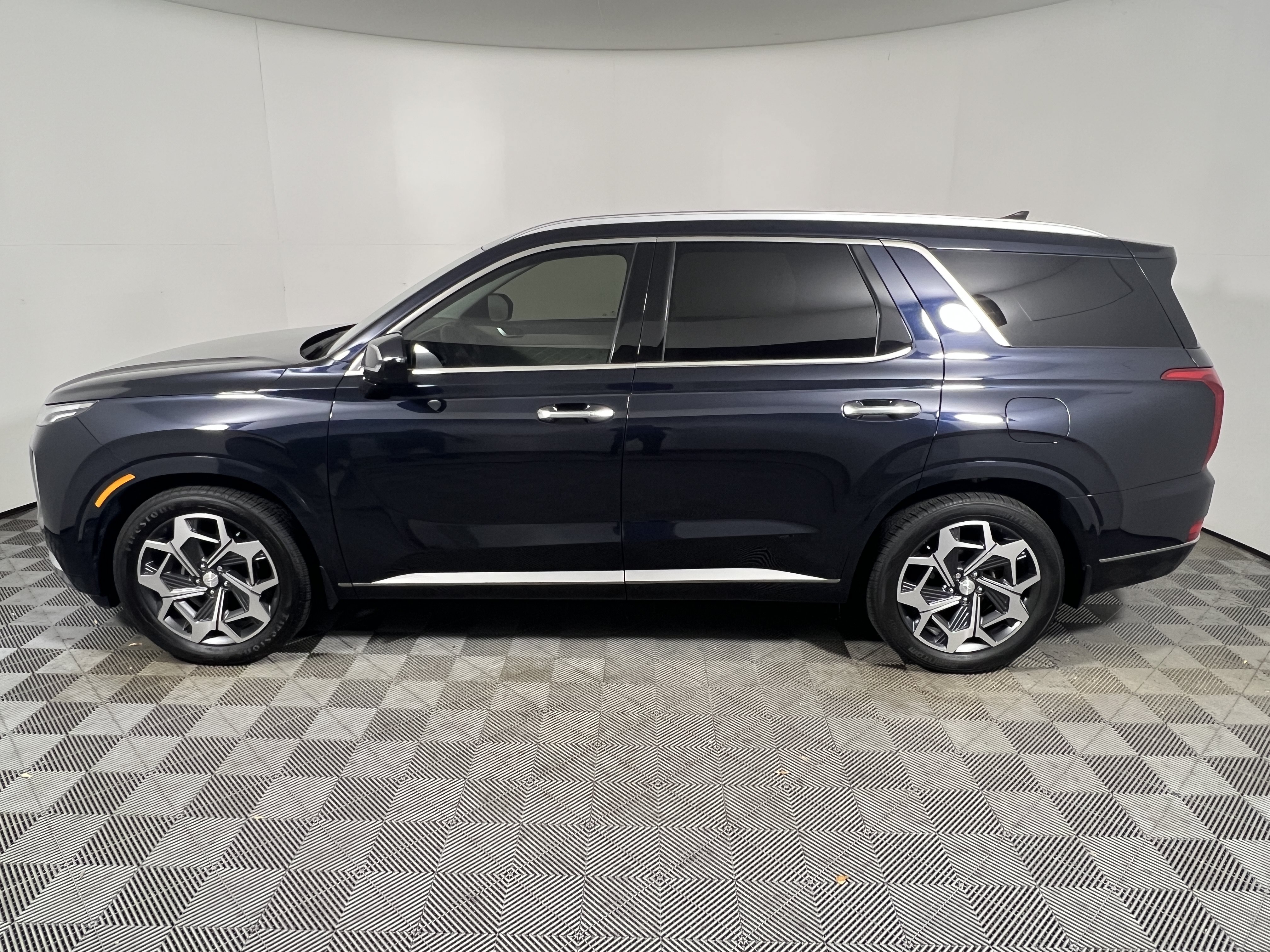 Used 2021 Hyundai Palisade Calligraphy FWD image 2