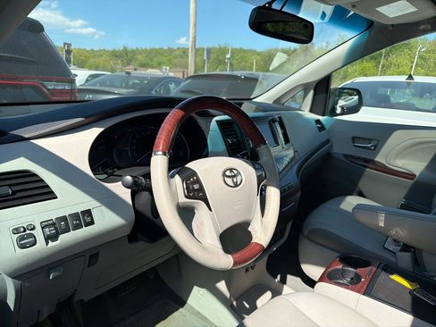 Used 2013 Toyota Sienna Limited w/ Premium Pkg AWD/4WD image 16