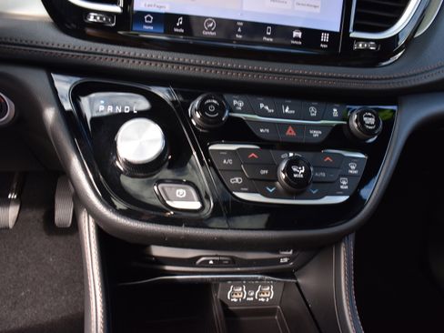 Used 2024 Chrysler Pacifica Pinnacle image 23