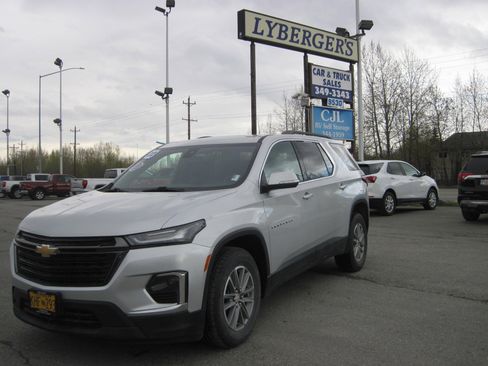 Used 2022 Chevrolet Traverse LT image 1