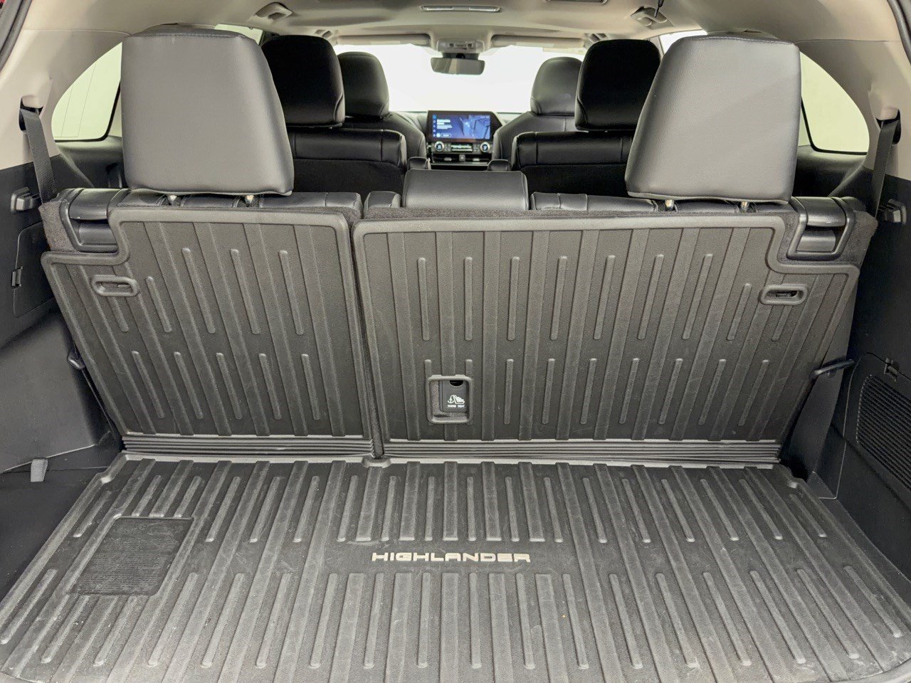 Used 2023 Toyota Highlander XLE AWD/4WD image 28