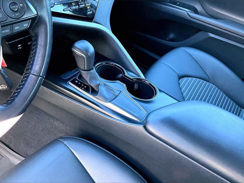 Used 2019 Toyota Camry L image 10