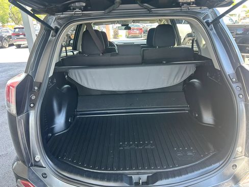 Used 2018 Toyota RAV4 LE AWD/4WD image 13