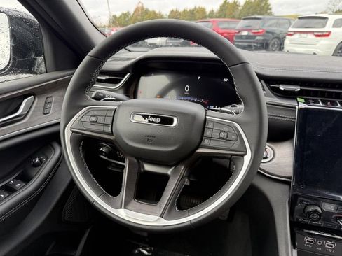 New 2025 Jeep Grand Cherokee L Limited w/ Black Appearance Package AWD/4WD image 10