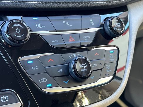 Used 2024 Chrysler Pacifica Select image 22