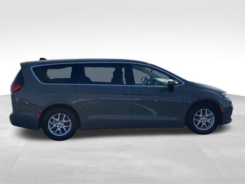Used 2023 Chrysler Pacifica Touring-L FWD image 9
