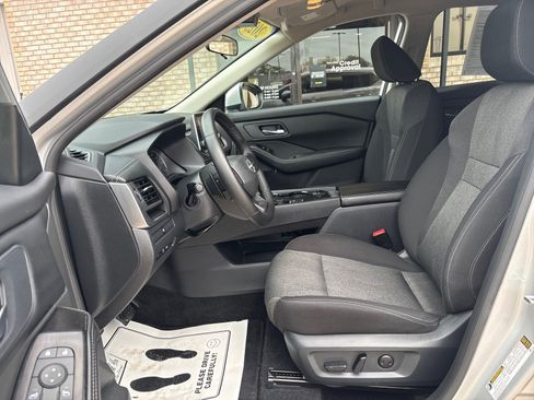 Used 2025 Nissan Rogue SV AWD/4WD image 3