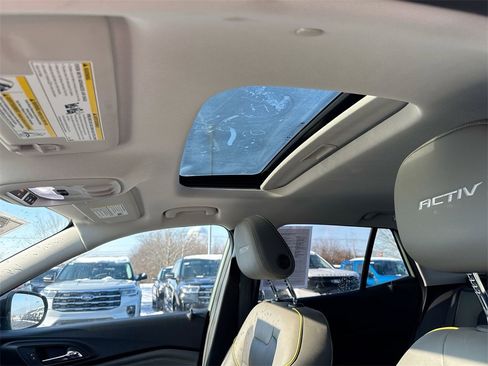 Used 2024 Chevrolet Trax ACTIV w/ Sunroof Package image 18